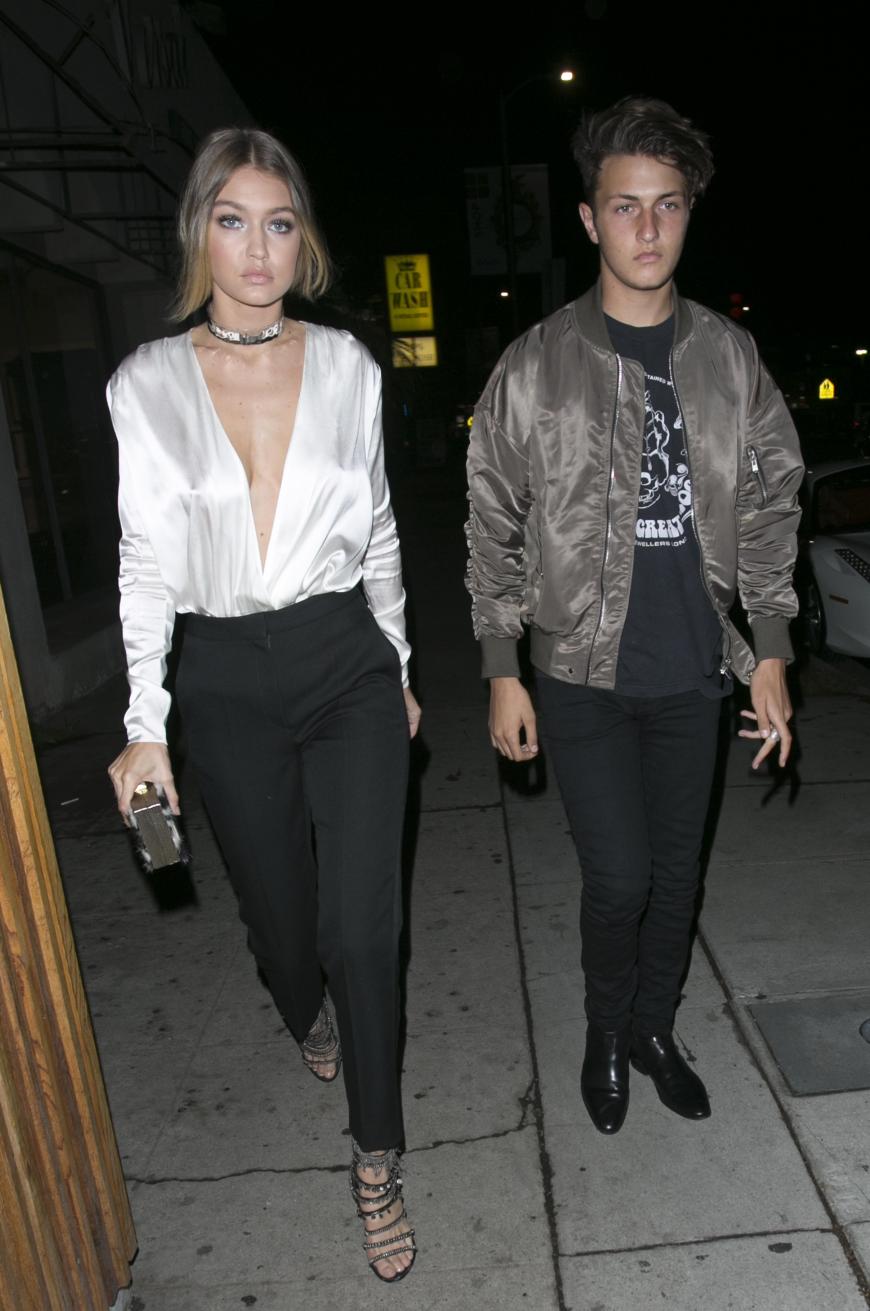 Jenners beste Freundin Gigi Hadid gönnte sich eine Pause vom Laufsteg und kam mit ihrem Bruder Anwar Hadid.
