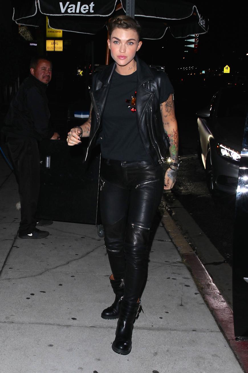 Model Ruby Rose im krassen Bikeroutfit.