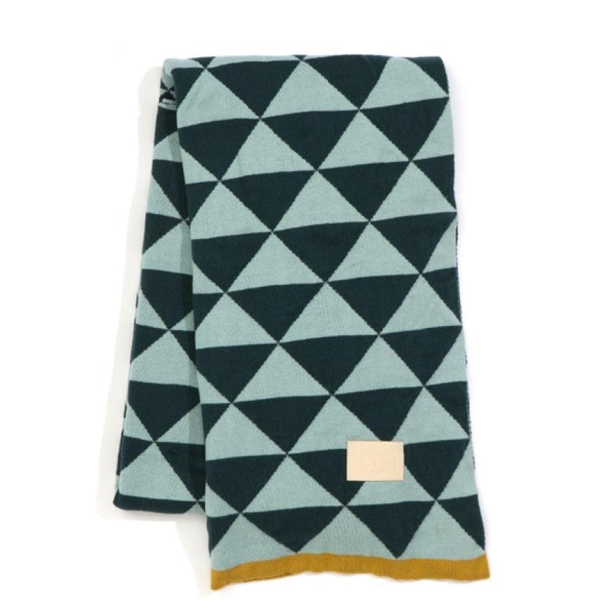 Karierte Decke in Türkis von ferm living via found4you, ca. 105 Euro.