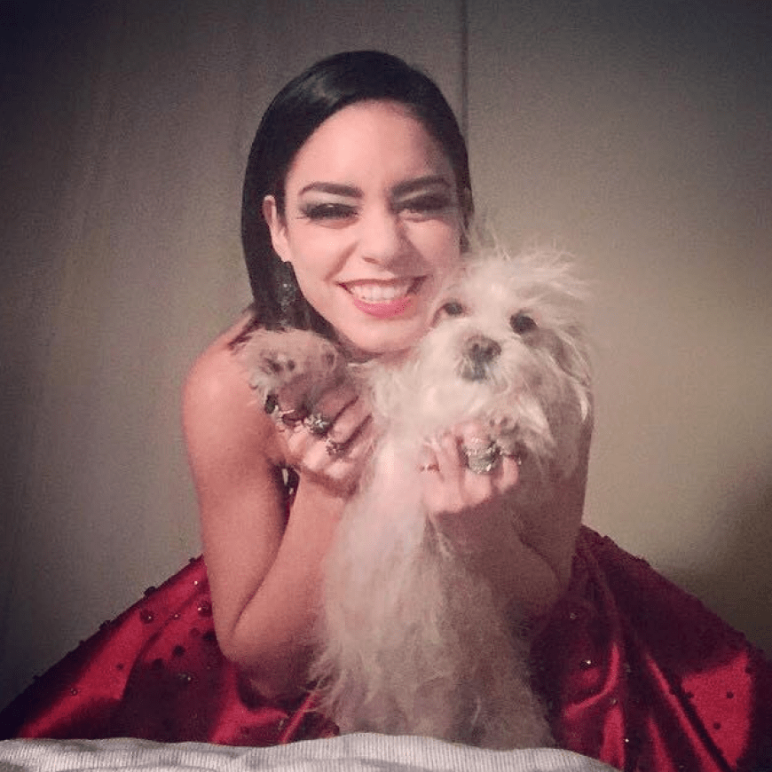 Awww! Nach der glamourösen MET-Gala ist Vanessa Hudgens froh wieder zuhause zu sein und ihren knuffigen Wauzi