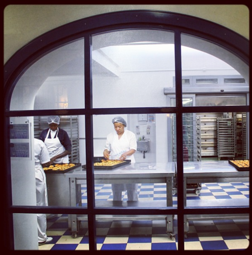 Wer zusehen will, wie die Damen die weltbesten Natas machen, der bleibt einfach vor dem Fenster der Pasteis de Belém stehen und guckt.