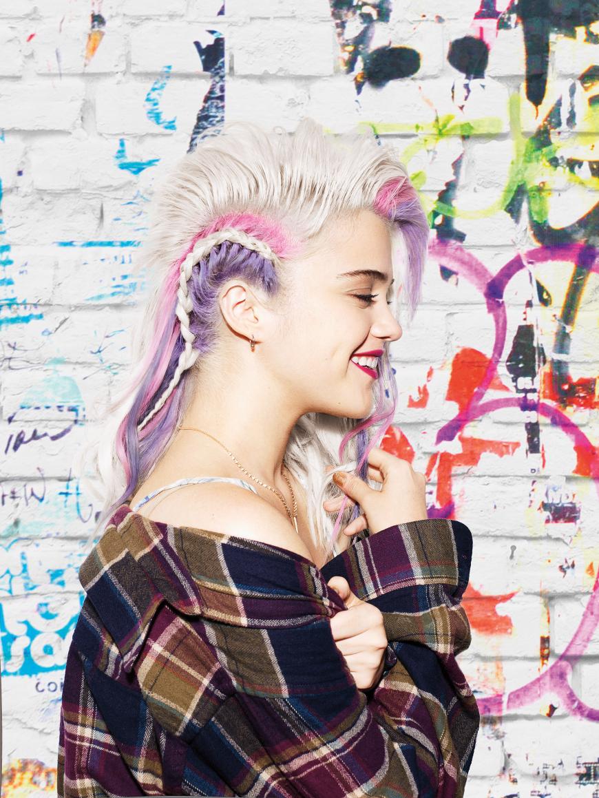 Sky Ferreira: Platinblonde Mähne und pink-lilafarbene Strähnen. Undercolor sorgt für spezielle Effekte beim Hairstyling, wie der geflochtene Sidecut des 23-jährigen Redken-Testimonials beweist.
