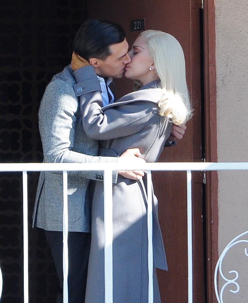 Erwischt - Lady Gaga küsst fremd! Doch ihr Verlobter Taylor Kinney muss sich keine Sorgen machen. Die Sängerin dreht lediglich für die Serie