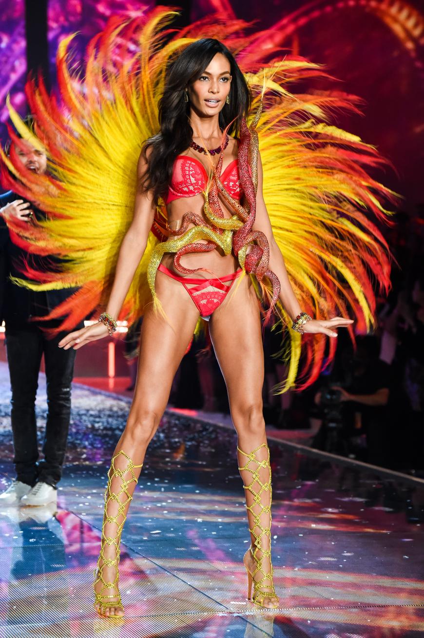 Joan Smalls steht in Flammen.