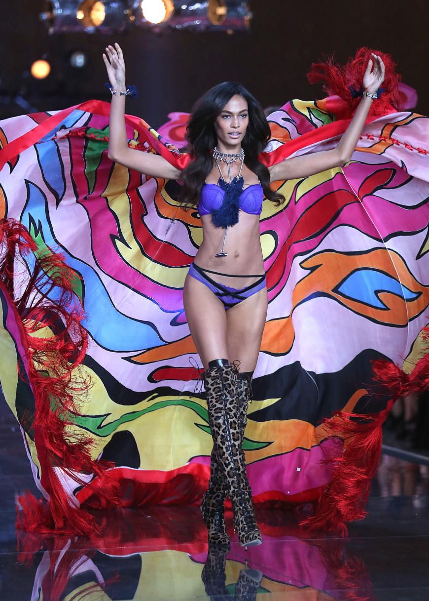 Joan Smalls in einem Farbmeer
