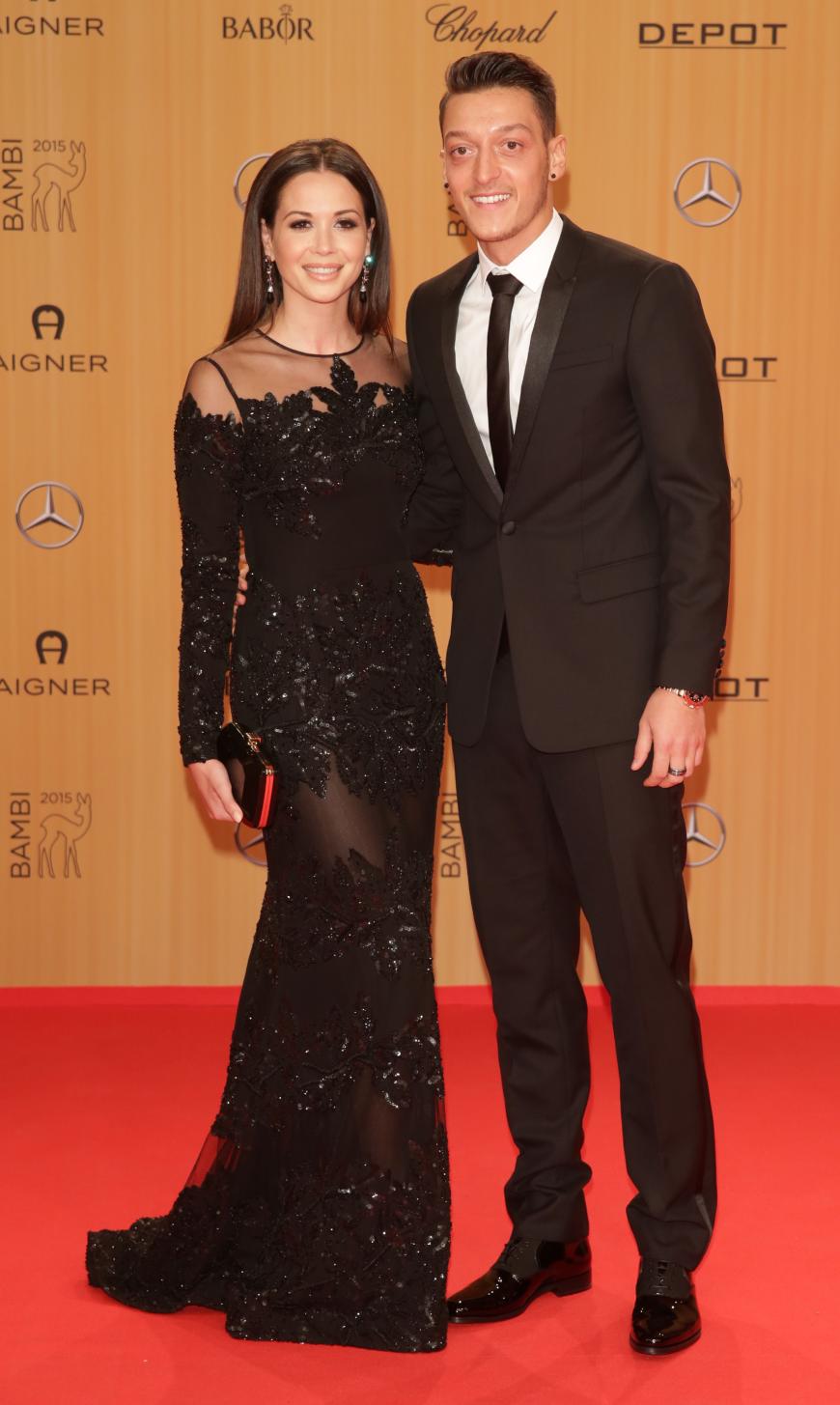 Mandy Capristo und Mesut Özil sind wieder ein Paar; jetzt tauchten die beiden sogar bei der Bambi-Verleihung zusammen auf.