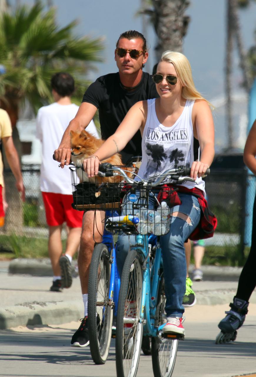 Gavin Rossdale mit Nanny Mindy Mann beim Fahrrad fahren.