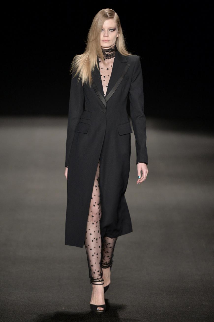Die Mode von Monique Lhuillier ist besonders beliebt bei den Promidamen... Diesen transparenten Sternchen-Anzug mit Oversize Blazer trug...