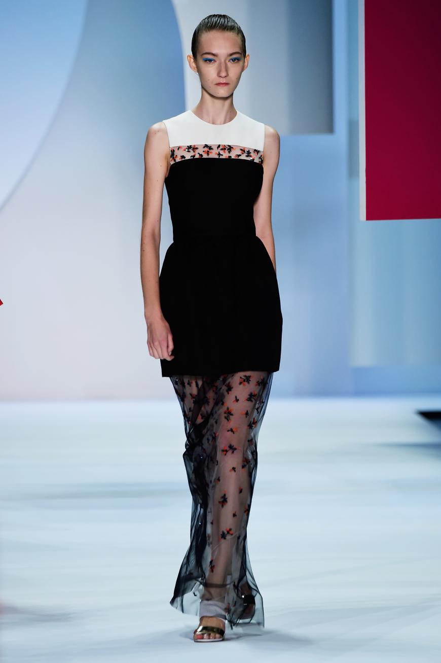 Dieses schöne Kleid mit transparenten Einsätzen und Blumenverzierung gefiel...