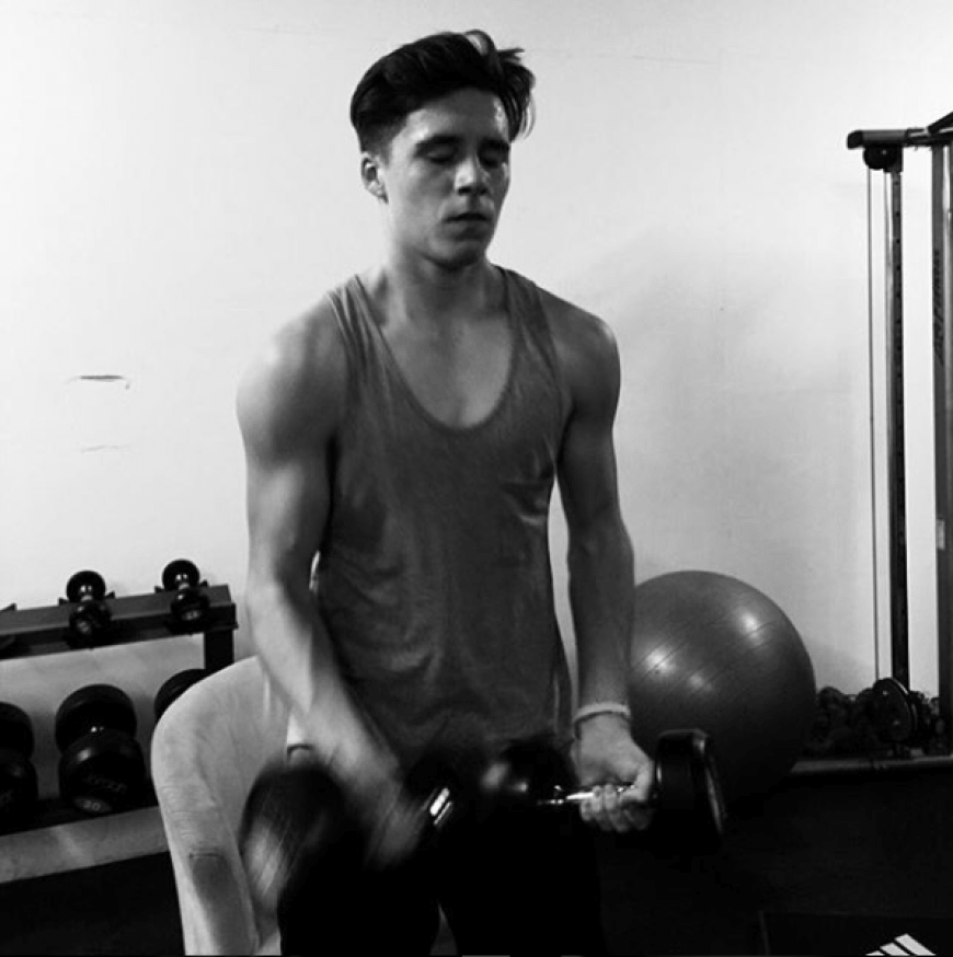 David-Lookalike: Brooklyn Beckham ist erst 16, schwitzt aber in der Muckibude wie ein Großer. Das Training zahlt sich aus, wie man an dem Bizeps des Promi-Sprosses unschwer erkennen kann.