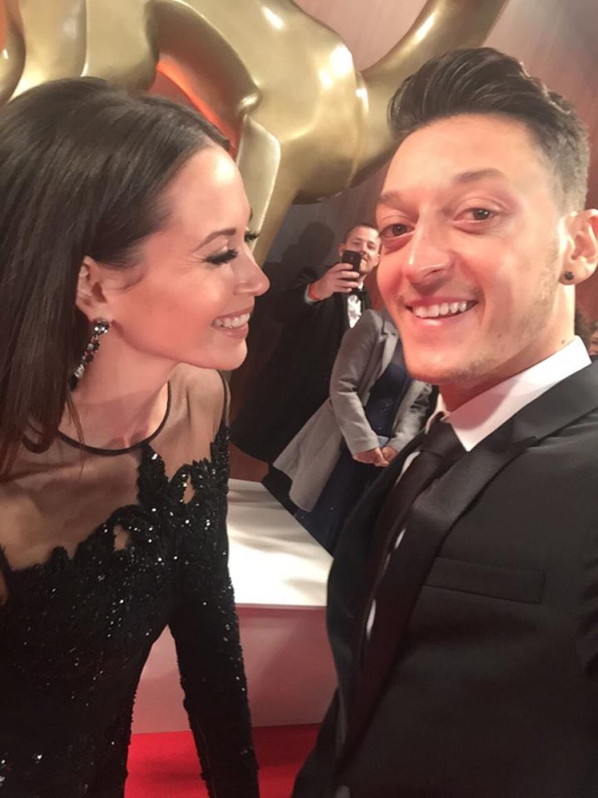 Einfach nur happy: Mandy Capristo und Mesut Özil zeigen sich ihren Facebook-Fans glücklich verliebt.