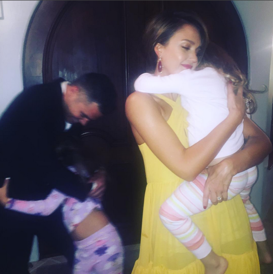 Family Love! - Jessica Alba kuschelt mit ihren süßen Kids.