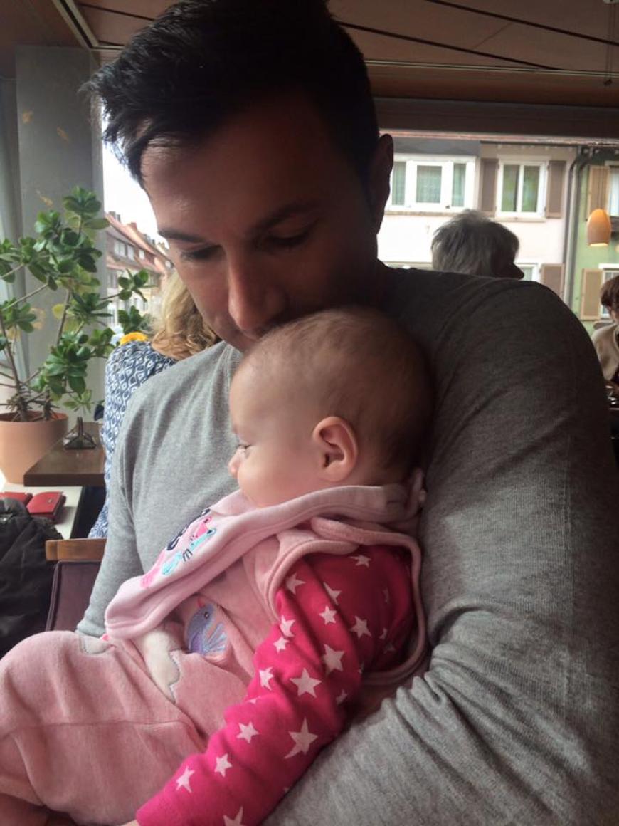 Awww! Daniela Katzenberger zeigt immer wieder süße Bilder ihrer kleinen Tochter Sophia. Hier sitzt die Kleine auf Lucas Cordalis' Schoß, der an ihrem kleinen Köpfchen schnuppert.