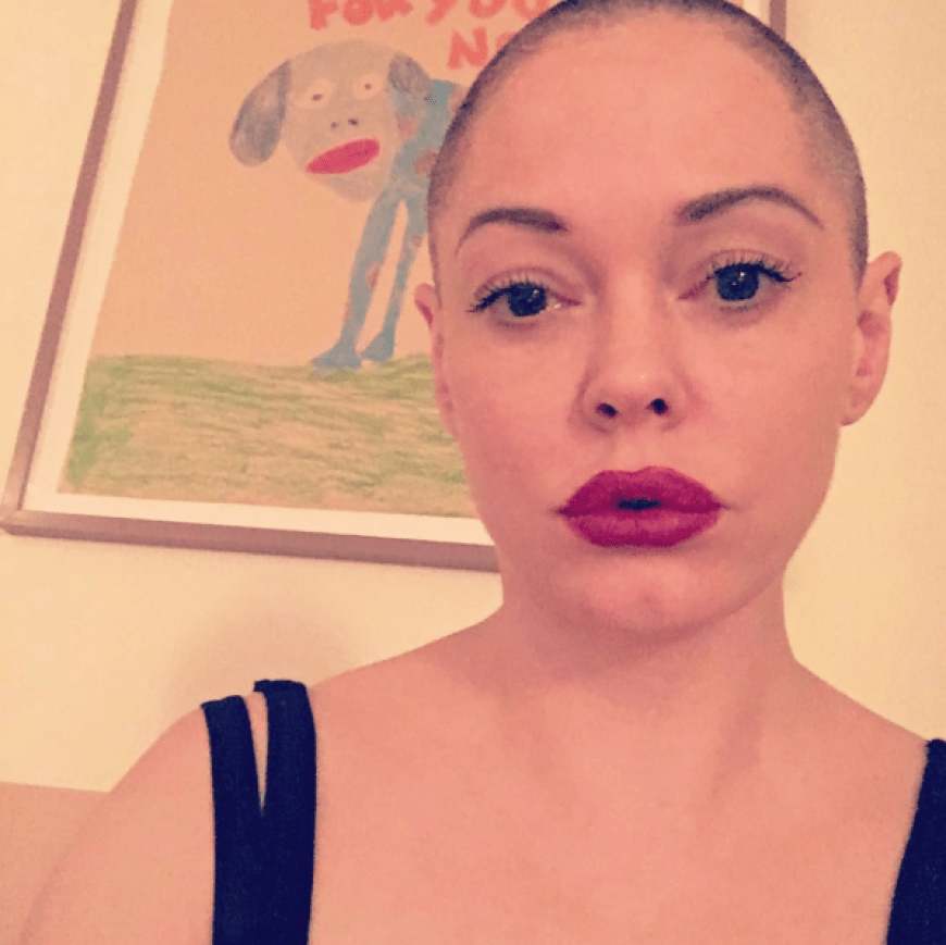 Radikalschnitt! Rose McGowan fackelt nicht lange und lässt ihre Haare vom Friseur ihres Vertrauens komplett absäbeln.