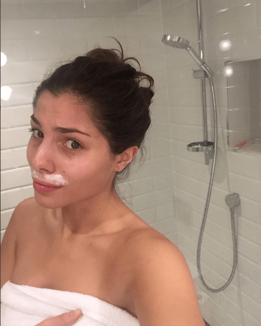 Überhaupt kein Glanz und Glamour: Model Stina Sanders entfernt sich ihren Damenbart.
