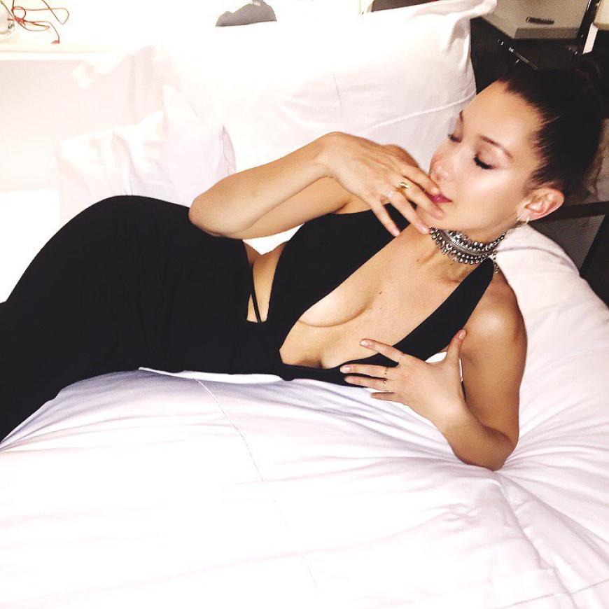 Wohooo! Bei dem Ausschnitt muss Bella Hadid aber eine Menge Tape benutzen, damit nicht alles rausfällt!