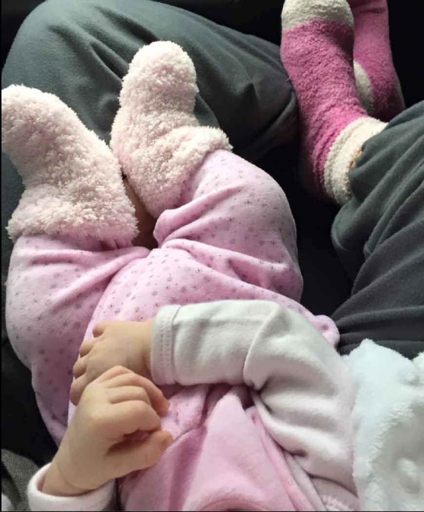 Ganz die Mama! Mini-Katze und Mama-Katze im Socken-Partnerlook.