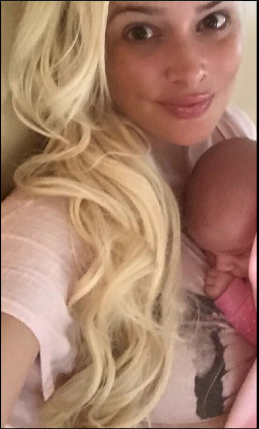 So schön strahlt Mama Daniela mit Baby Sophia.