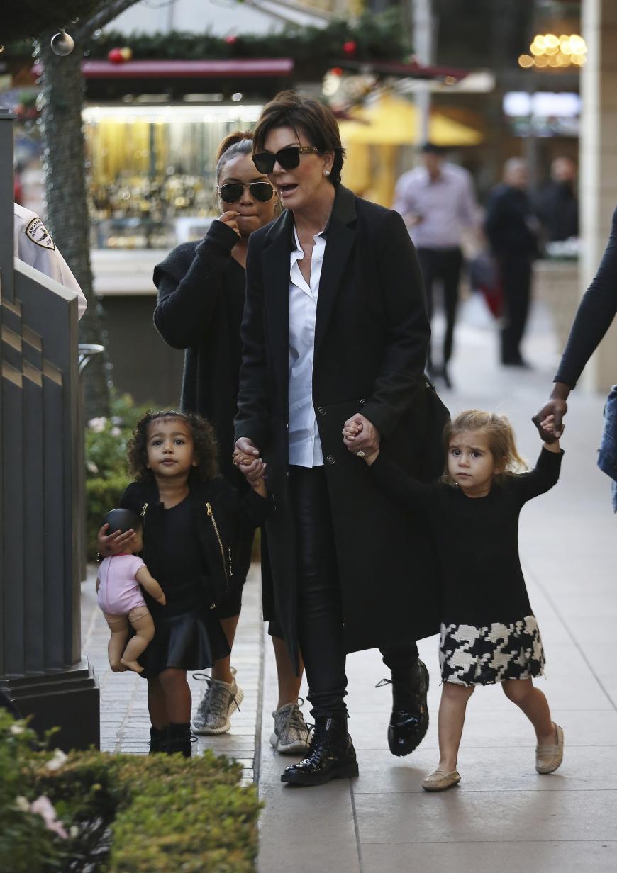 Früh übt sich, was mal eine große Fashionista werden möchte. North geht mit Oma Kris und Cousine Penelope shoppen.