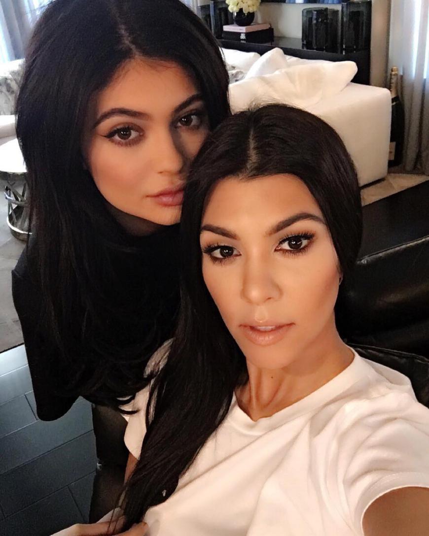 Geschwisterliebe! Süßer Schnappschuss von Kourtney Kardashian und Kylie Jenner.