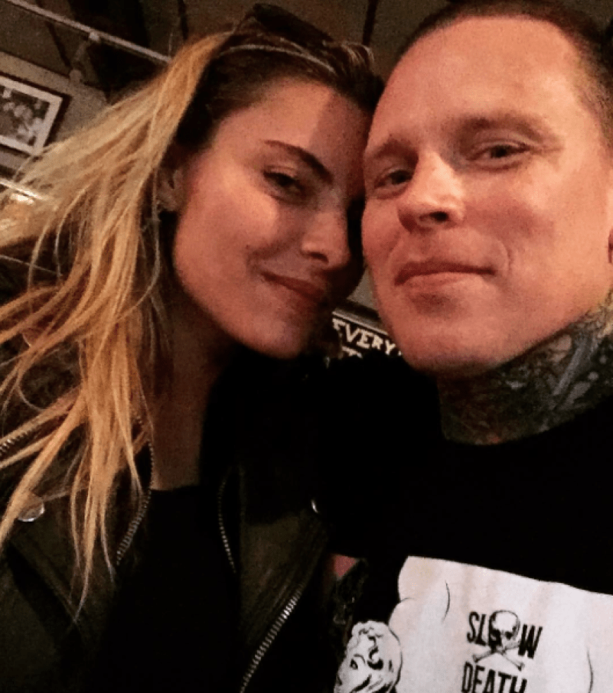 Und auch Sophia schmiegt sich auf einem Foto an den Musiker.