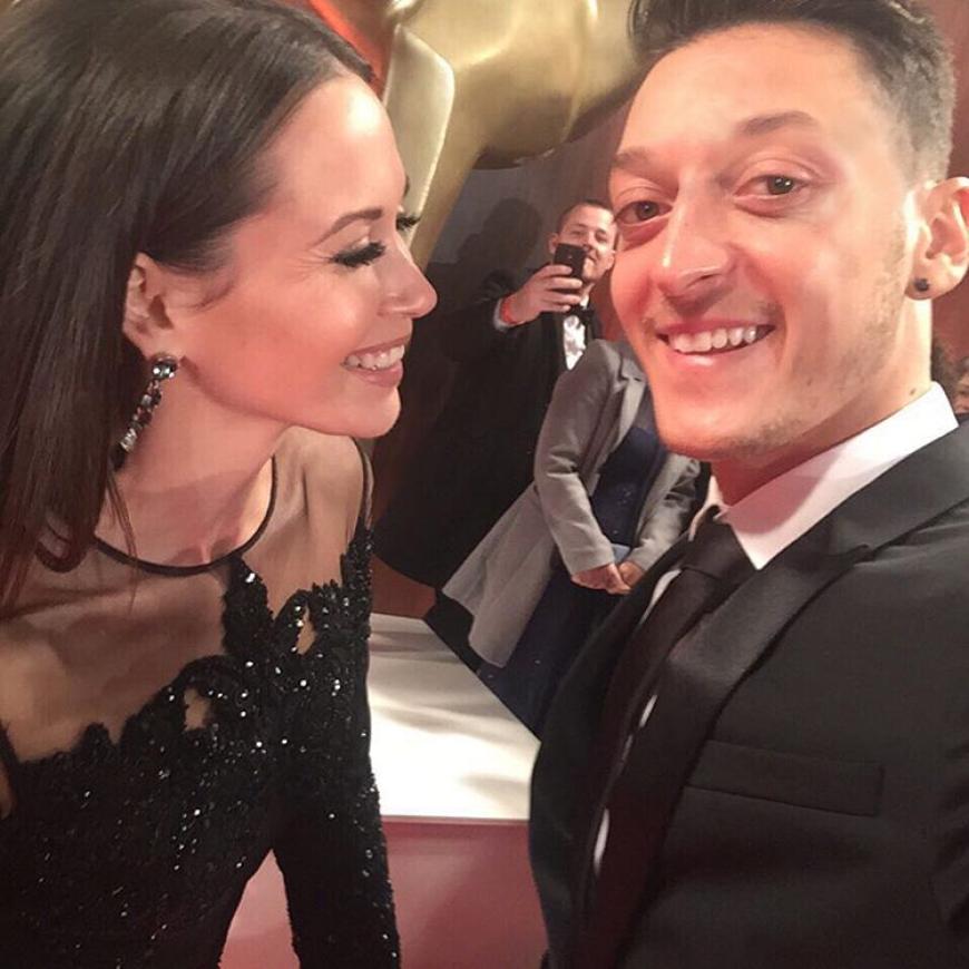 Süß: Mandy Capristo und Mesut Özil feierten beim