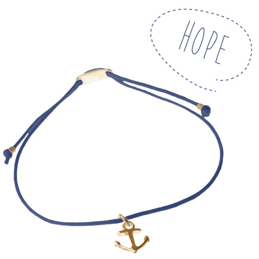 Die süßen Glücksbringer-Armbänder von „A Beautiful Story“ kommen mit passendem Motto-Notizbuch daher, in dem man positive Gedanken, Ideen und Ähnliches festhalten kann. Hier shoppen, knapp 15 Euro.