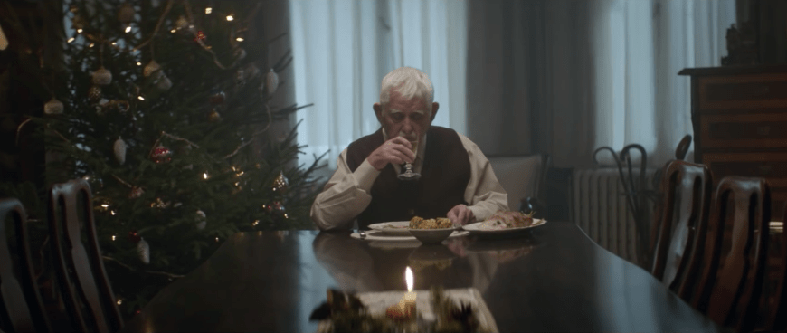 Jedes Jahr muss der traurige Rentner allein Weihnachten feiern.