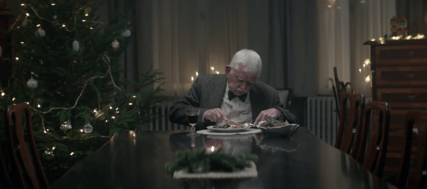 Der alte Mann wird von seiner Familie zu Weihnachten versetzt.