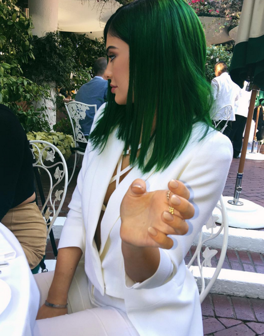 Es ist mal wieder so weit: Kylie Jenner hat eine neue Haarfarbe. Passend zur Weihnachtszeit trägt der Kardashian-Spross nun Tannengrün.