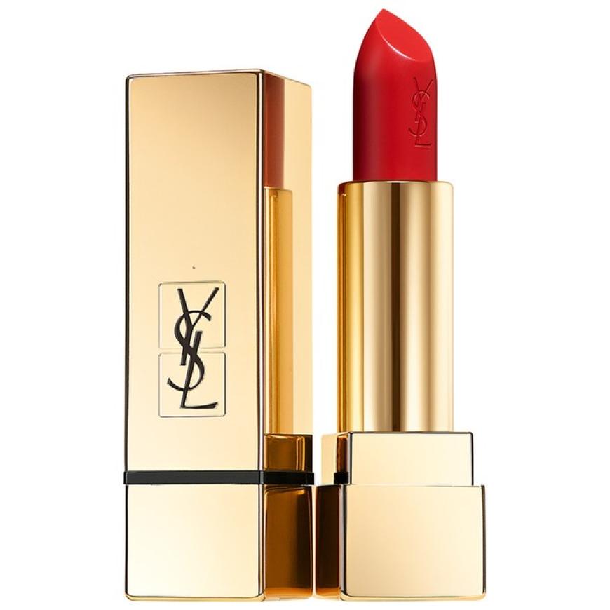 Rote Lippen soll man(n) küssen: Der Yves Saint Laurent Lippenstift zaubert seiner Trägerin einen verführerischen Schmollmund. Hier shoppen, knapp 32 Euro.