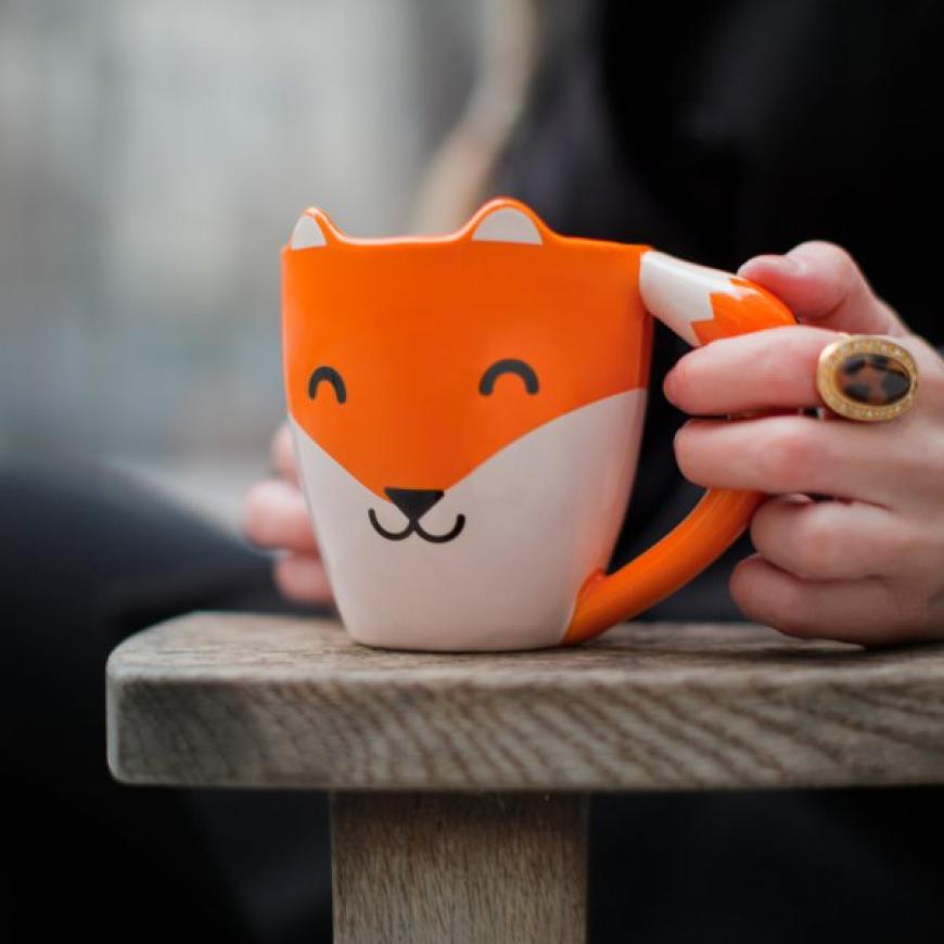 Niedliche Ohren, ein buschiger Schwanz und ein lächelndes Gesicht – mit der Tasse Fox Mug begrüßt deine Freundin jeden Morgen ein niedlicher, fröhlicher Fuchs. Hier shoppen, knapp 15 Euro.