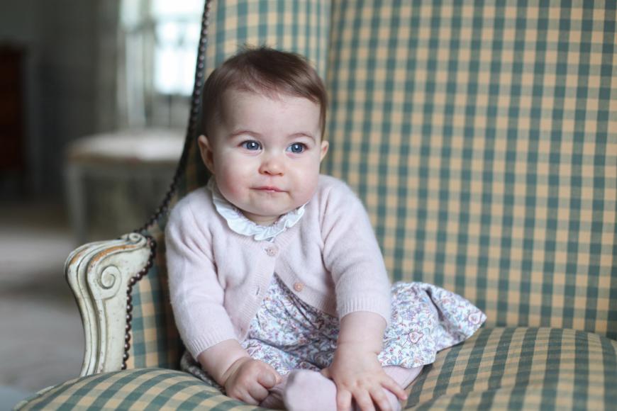 Inzwischen ist Charlotte ein halbes Jahr alt und sieht ihrem Papa Prinz William, als der noch ein Baby war, zum Verwechseln ähnlich.