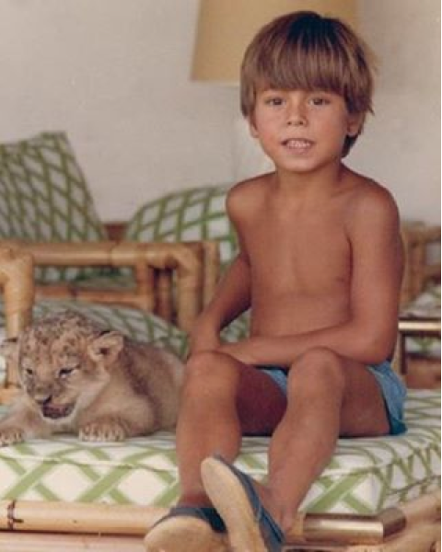 Aww! Man weiß nicht, wer süßer ist: Das niedliche Löwenbaby oder der kleine Fratz, der es streichelt. Ahnt ihr, wer der kleine Junge sein könnte?