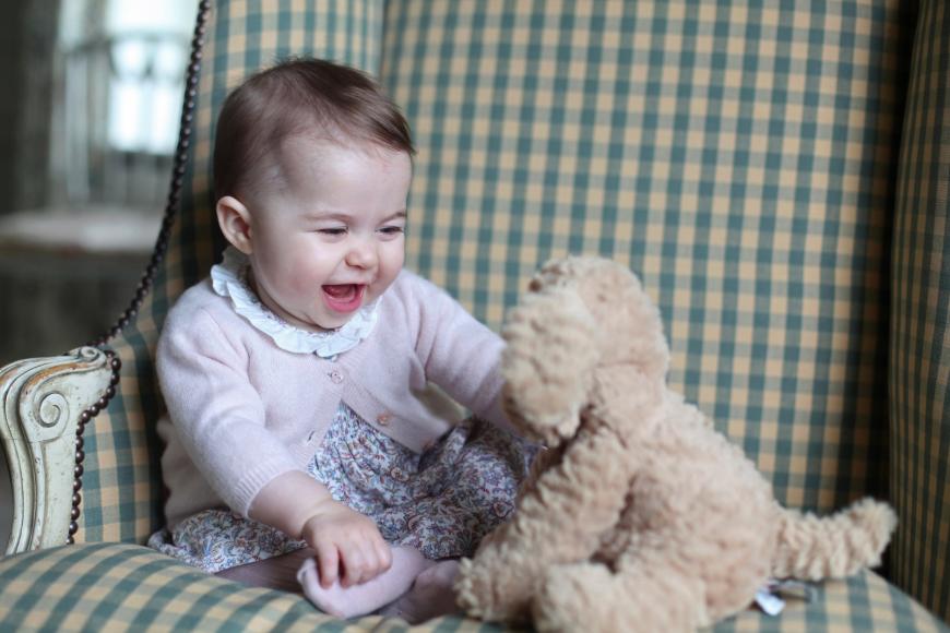 Happy Charlotte! Mama Kate höchstselbst gewährte ganz private Einblicke in den Alltag mit ihrem großen Schatz, Töchterchen Charlotte. Ausgelassen tollt der royale Fratz mit seinem Kuscheltier auf Amner Hall.