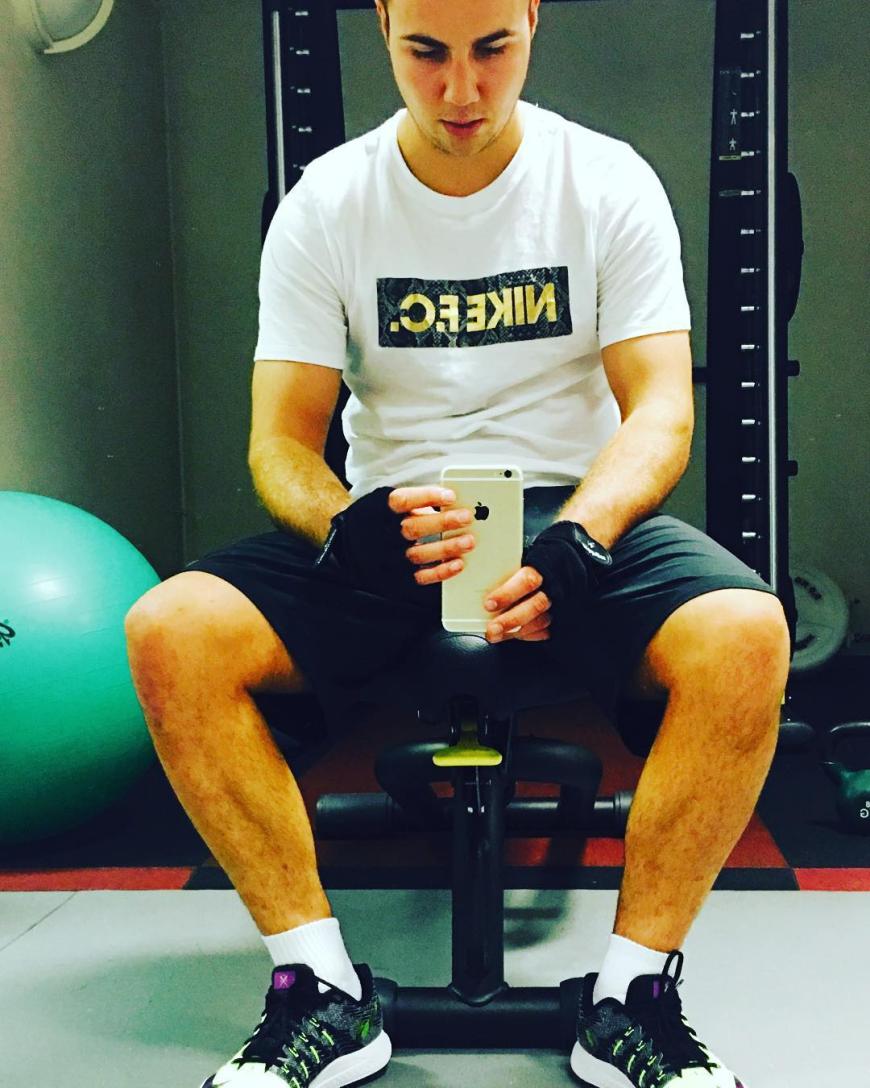 Mario Götze nutzt die Zeit im Studio für ein Mirror-Selfie.
