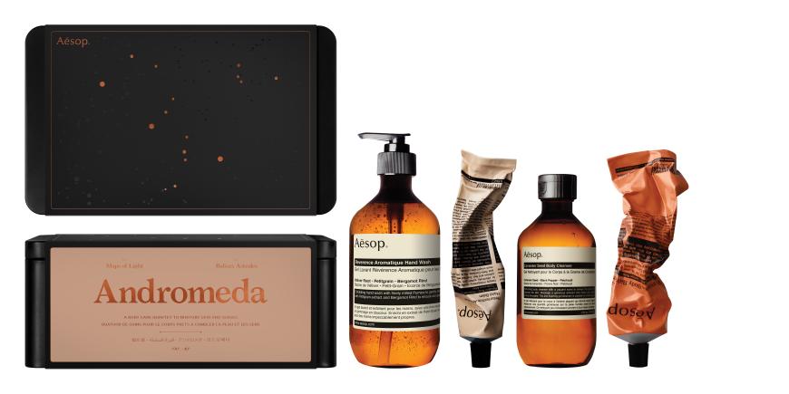 Riecht so unglaublich lecker! Das Aesop Geschenke-Set Andromeda pflegt die Haut mit Handseife, Bodypeeling und belebendem Pflegeöl. Ergiebig sind Beauty-Helfer auch noch. Geschenke-Kit für 90 Euro im Aesop-Store
