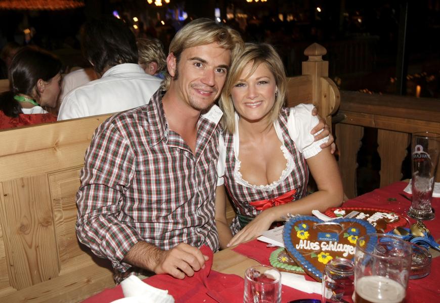 Zünftig ging es 2009 beim Wiesn-Treff zu. Die Sängerin kuschelte sich an ihren damaligen Freund, Schlager-Kollege Florian Silbereisen.