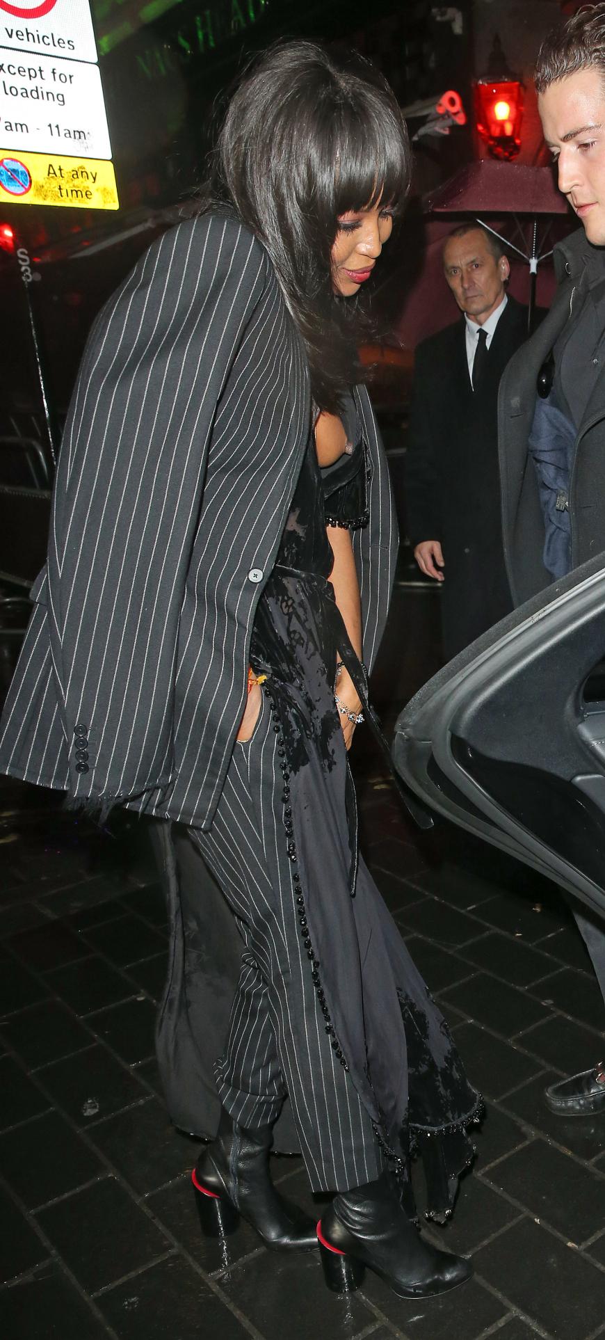 Naomi Campbell zeigte sich unartig beim Verlassen einer Weihnachtsfeier in London und sorgt für einen gar nicht weihnachtlichen Nippelblitzer.