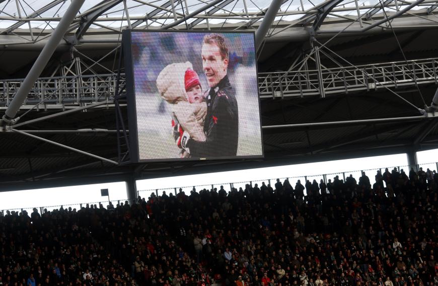 Trauerfeier im November 2009: Mit seiner Tochter Lara war der verstorbene Nationaltorhüter Robert Enke im Stadion von Hannover auf der Anzeigetafel zu sehen. Mehrere zehntausend Fußballfans und zahlreiche Prominente nahmen Abschied von dem Torwart.