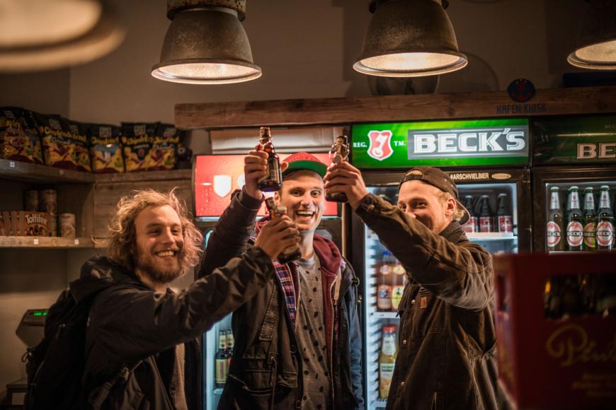 Prost! Leon Windscheid (Mi. mit seinem Bruder Johannes (r.) und seinem Freund Olliver Trepper.