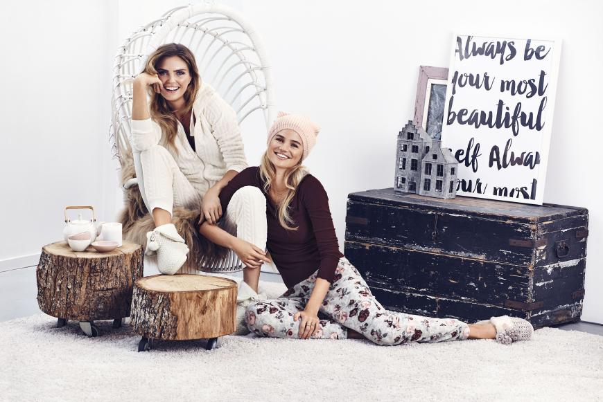 Flauschig warm und gemütlich wird das Weihnachtsfest garantiert im neuen Onesie aus der Cosy Collection von Hunkemöller. Links: Onesie ca. 41,99 €, Rechts: Rib Top ca. 18,99 €, Fleece-Pyjama-Hose ca. 21,99 €. Hier shoppen