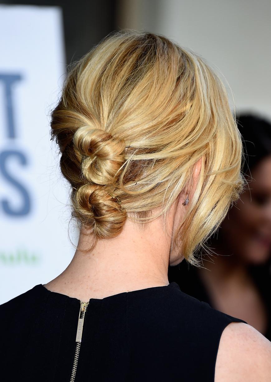 Doppeldecker: Aus jedem Winkel ein echtes Highlight und relativ einfach, auch für Ungeübte, nachzufrisieren - der Double-Chignon