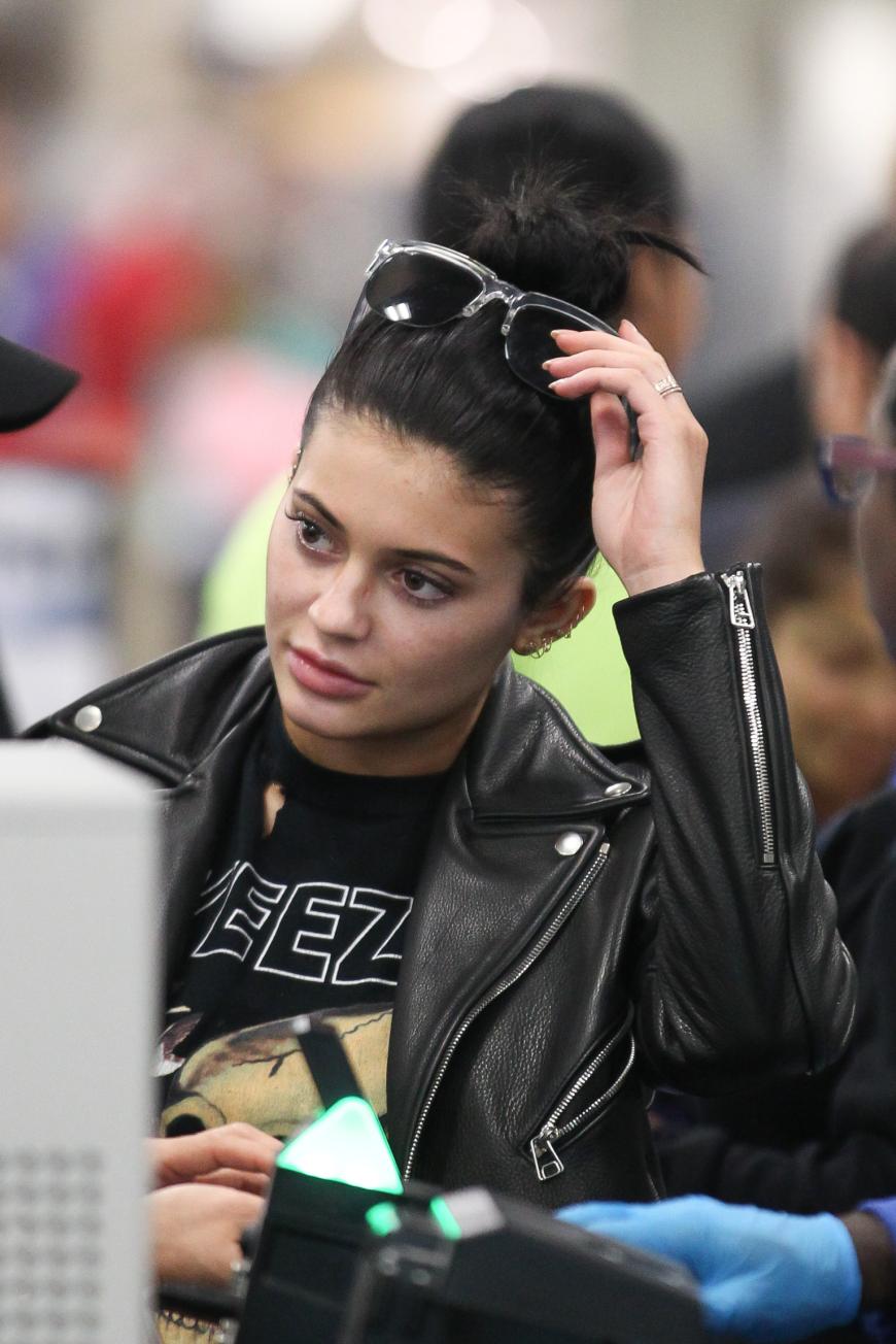 So sieht man Kylie Jenner fast NIE! Ungeschminkt kommt die Reality-Queen in Los Angeles an.