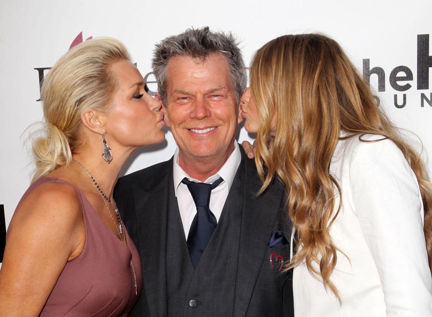 Das war einmal: Yolanda und Gigi küssen David Foster.