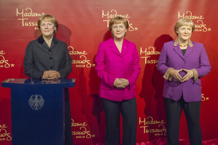 Bundeskanzlerin Angela Merkel. Unsere Angie gibt es (inklusive der berühmten Merkel-Raute) sogar in dreifacher Ausführung.