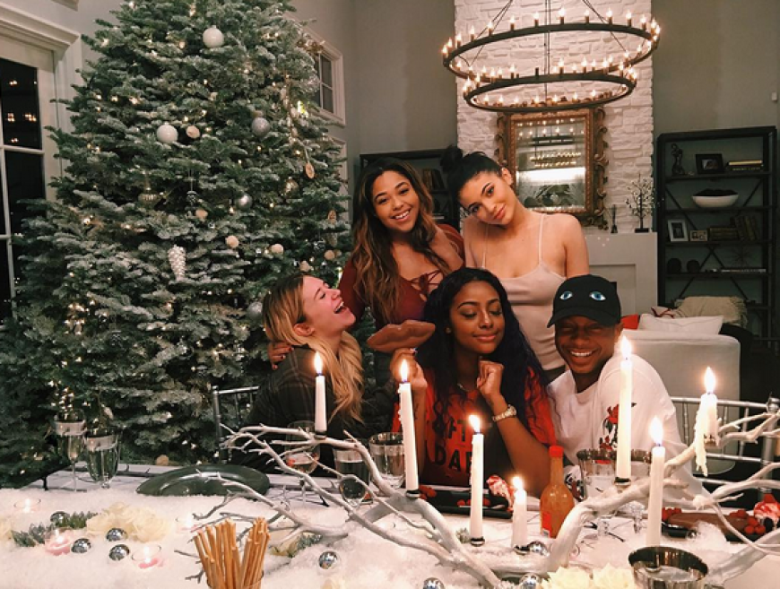 Kylie Jenner feiert Weihnachten schon mal mit Freunden vor.