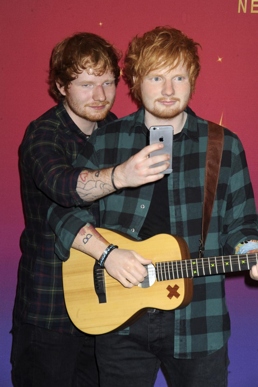 Ausnahmsweise finden wir den Lookalike aus Wachs gelungener als den echten Ed Sheeran. Der Sänger sieht nämlich so aus, als bräuchte er dringend Mal eine Mütze Schlaf.