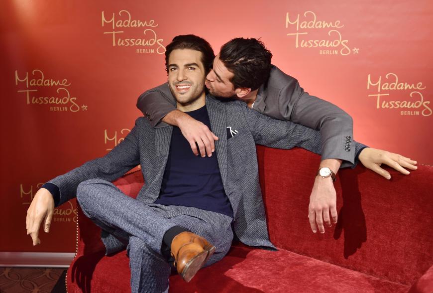Aufgepasst, liebe Frauen! Seit diesem Jahr gibt es Hottie Elyas M'Barek auch in zweifacher Ausführung zu bewundern. Der Schauspieler selbst ist sichtlich begeistert von seiner Puppe.