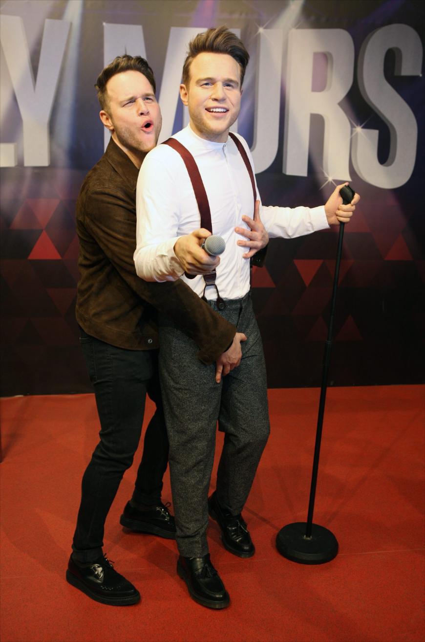 Ähhh... Olly Murs war offensichtlich so begeistert von seinem Double aus Wachs, dass er mit diesem direkt auf Tuchfühlung ging.